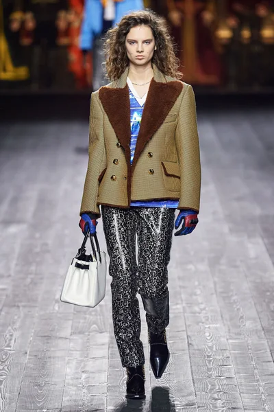 Look 19